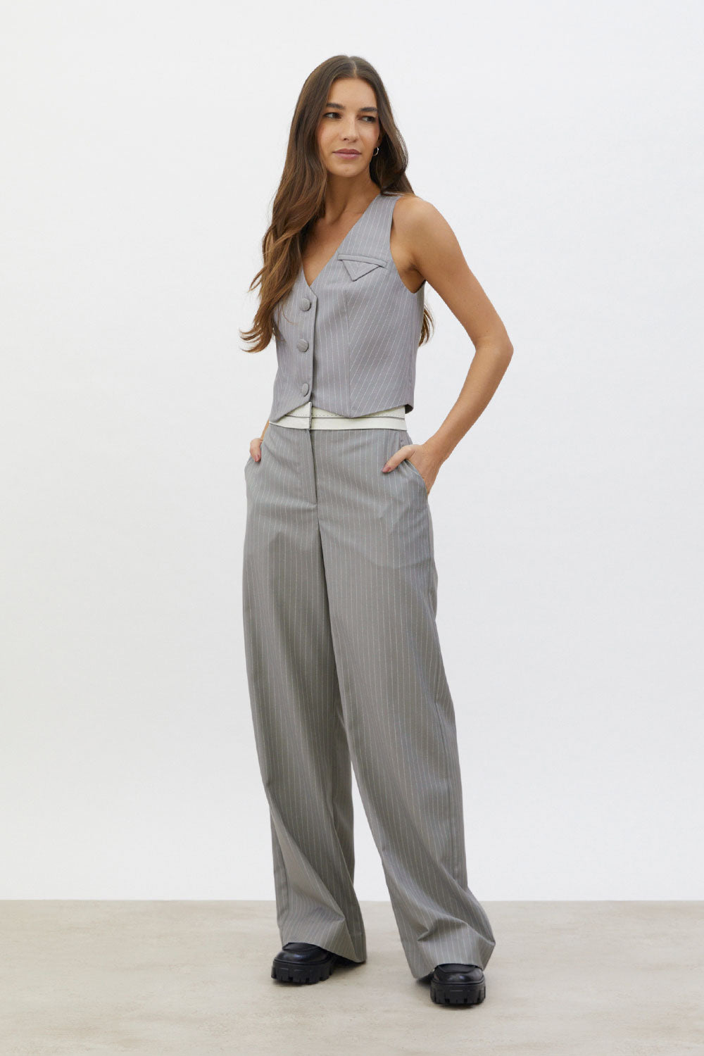 Calça Alfaiataria Risca Cinza