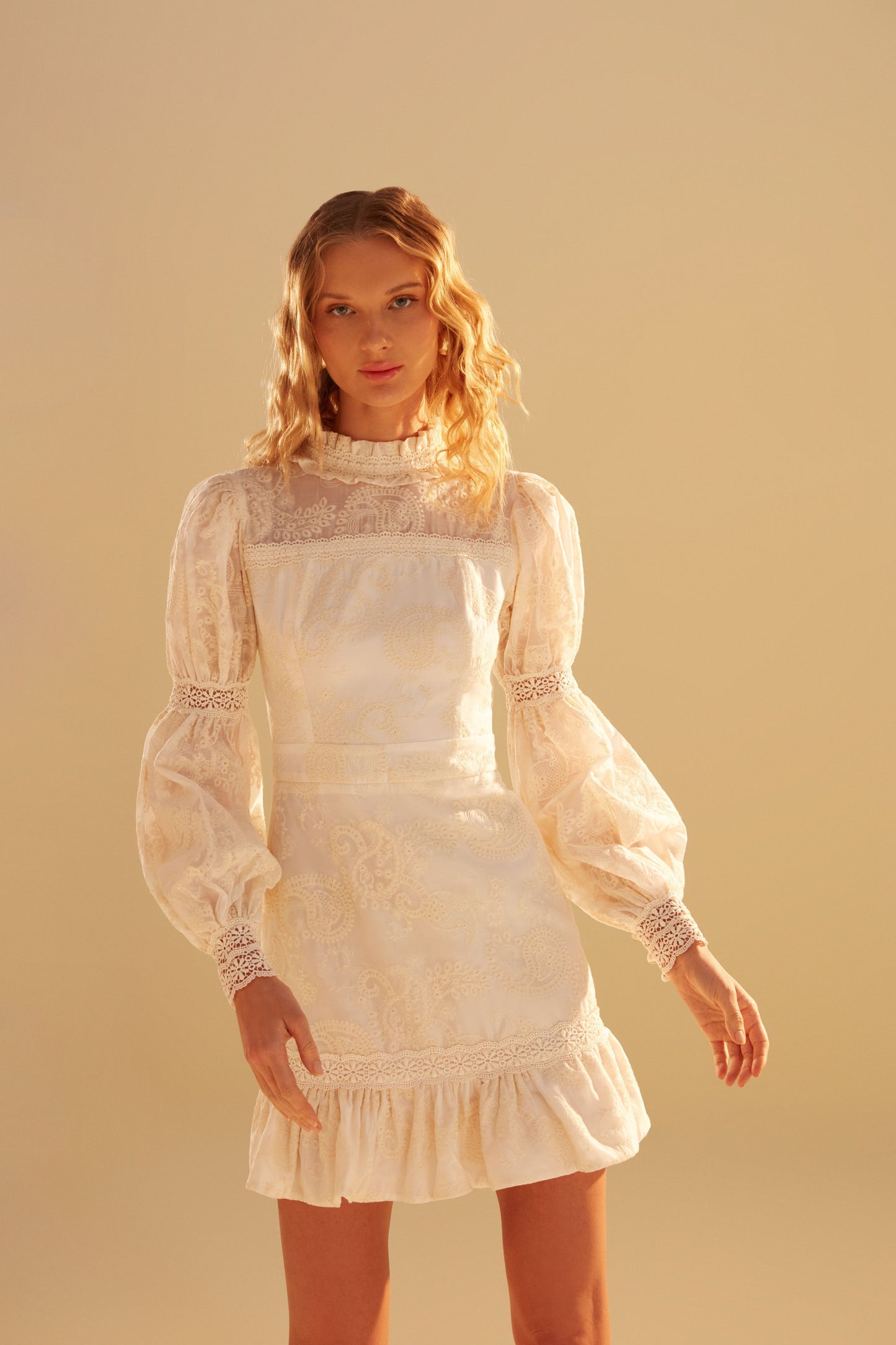 Vestido Cassia Curto Manga Longa Off White